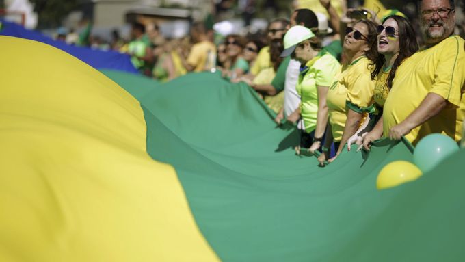 V Riu, které bude za rok hostit olympijské hry, se demonstranti shromáždili na pláži Copacabana.