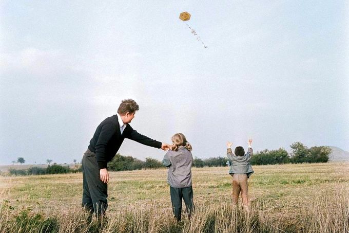 Rodina pouští draka na poli během podzimního odpoledne v Československu, 14. října 1968. Kolorováno