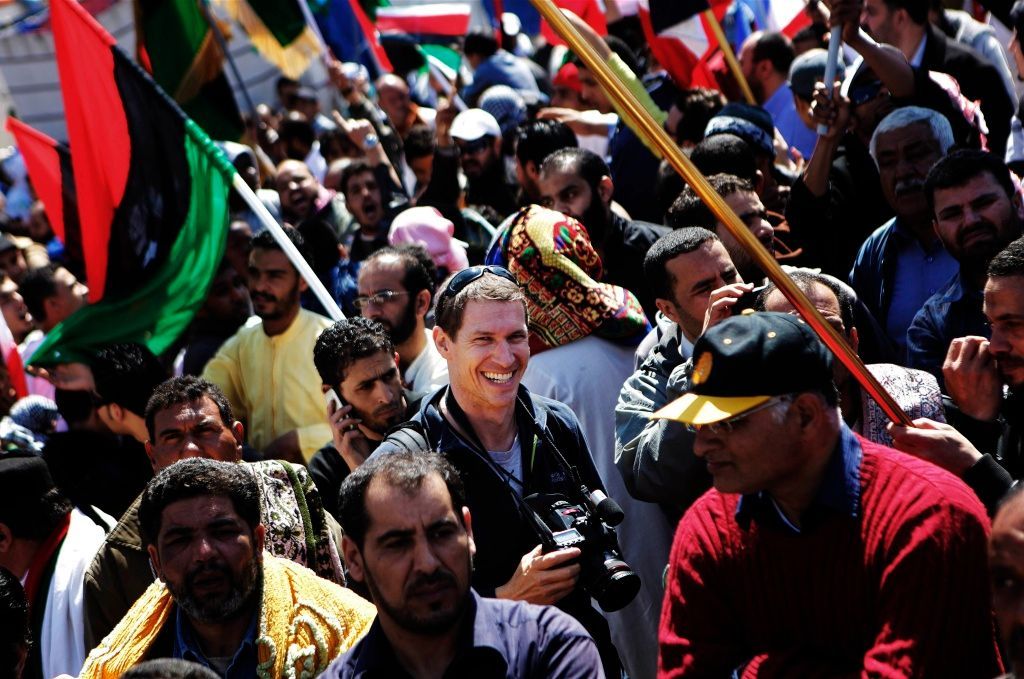 Tim Hetherington na demonstraci v libyjském Benghází
