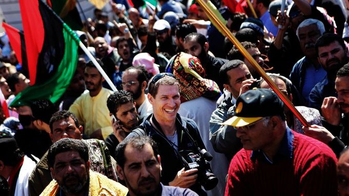 Tim Hetherington na nedávné demonstraci v libyjském Benghází.