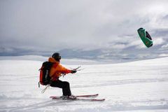 Zimní adrenalin v Česku: Snowkiting i sáňkařské dráhy