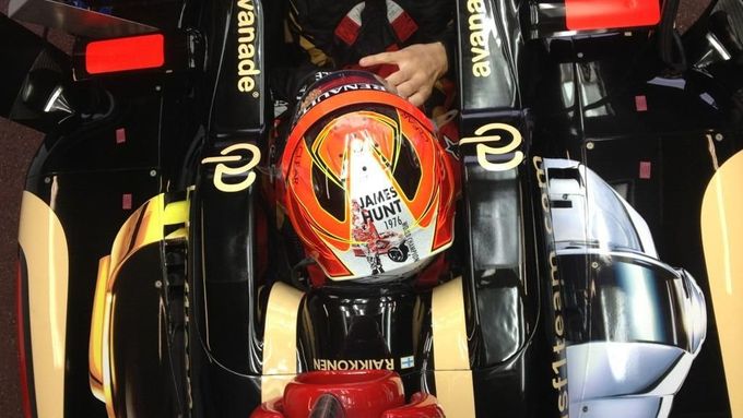 Kimi Räikkönen v helmě, která vzbudila tolik emocí.