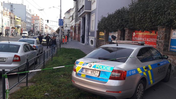 V brněnském bytě se střílelo. Jeden člověk zemřel, další je těžce zraněný