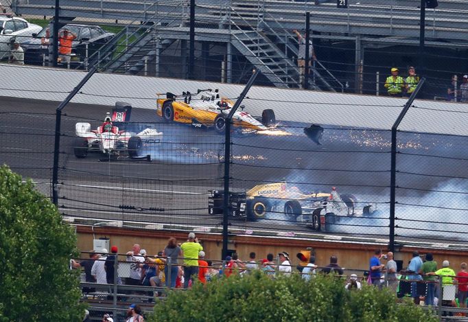 500 mill Indianapolis 2017: James Davison (18), Oriol Servia (16), James Hinchcliffe (5) a Will Power (12)