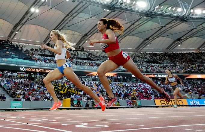 Nikoleta Jíchová (vlevo) v rozběhu na 400 m překážek na MS v Budapešti