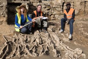 Archeologové odkrývají vojenské pohřebiště, našli i zubní protézu nebo vlakovou točnu