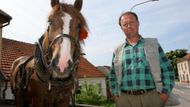 "Pět hektarů zničené půdy, pane. K tomu není co dodat," říká se sedláckou strohostí ivanovický starousedlík Jiří Bubík, zatímco jeho kůň Kamík si myslí svoje. V rozdělení názorů na Bauhaus je členění ivanovických na starousedlíky a "nováky" důležité. Aspoň podle té části starousedlíků, podle nichž mají problém s Bauhausem hlavně "ti noví," kteří si po roce 2003 postavili své domy těsně u pozemků označených od roku 1994 územním plánem za průmyslovou zónu. "Tady už kvůli tomu padlo facek!," prohodí hospodář.