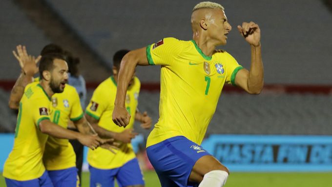 Richarlison slaví gól, kterým pečetil vítězství Brazílie nad Uruguayí