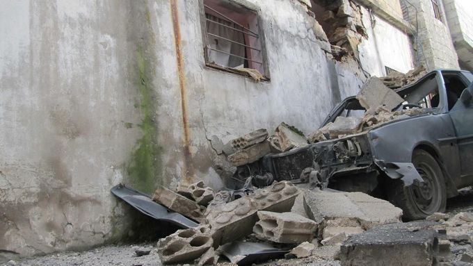 Zničená sunnitská čtvrť v Homsu.