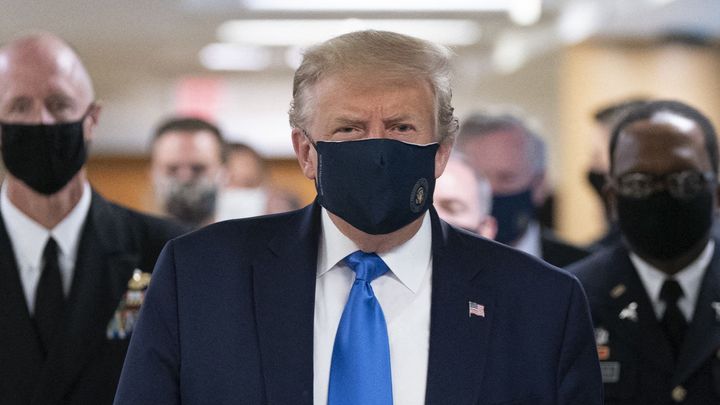 Už i Trumpovi zakryla ústa rouška. Nově tvrdí, že je to skvělá věc