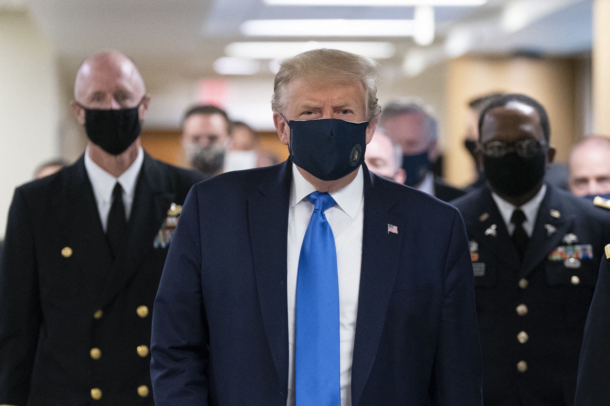 Už i Trumpovi zakryla ústa rouška