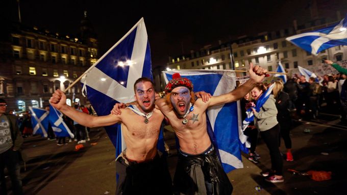 Příznivci nezávislosti Skotska během referenda v září 2014.