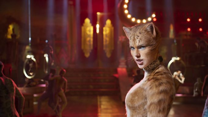 Herci ve snímku Cats byli počítačově upraveni, aby připomínali kočky. Judi Denchová ale se svými digitálními chlupy údajně připomíná spíše "Zbabělého lva z Čaroděje ze země Oz".