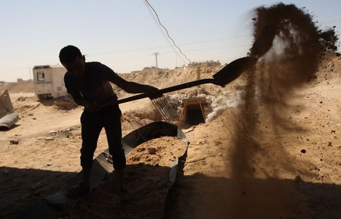 13 Titulek: Gaza's tunnel mugglers on Egypt border mostly idle Popis: A Palestinian youth works outside a smuggling tunnel beneath the Egyptian-Gaza border in Rafah, in the southern Gaza, October 8, 2013. Gaza's tunnel smugglers along the border with Egypt are mostly idle these days. Since the summer, Egypt's military has tried to destroy or seal off most of the smuggling tunnels under the Gaza-Egypt border, a consequence of the heightened tensions between Cairo and the Hamas government in Gaza which is suffering a bad economic recession.