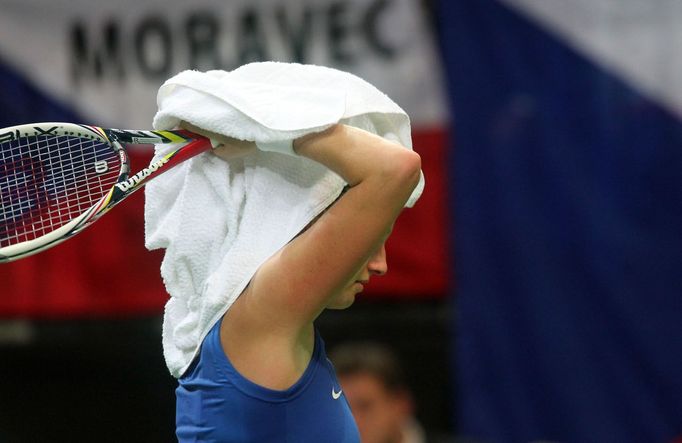 Česká tenistka Petra Kvitová v utkání Fed Cupu 2012 proti Srbce Aně Ivanovičové.