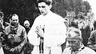 Joseph Ratzinger během mše v horách v létě 1952.