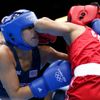 Číňanka Cancan Ranová boxuje s Marlen Esparzaovou.