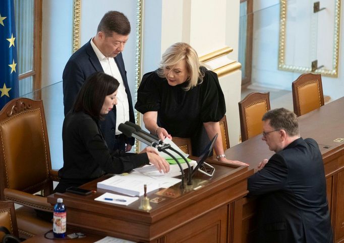 Markéta Pekarová Adamová, Tomio Okamura, Alena Schillerová a Zbyněk Stanjura v Poslanecké sněmovně