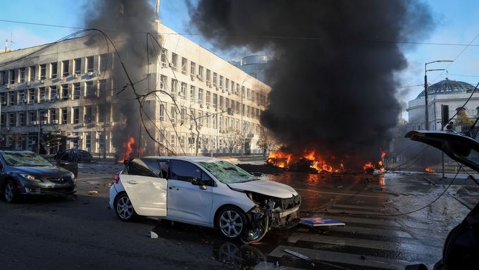 Hořící auto po ruském útoku na Kyjev.