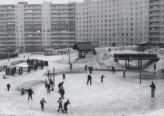 Zimní radovánky ve vnitřním prostoru "rondelu" na Lužinách foto: Ivo Oberstein, 1988, archiv autora