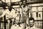 Václav Procházka (vpravo nahoře) byl povolán do PTP měsíc před maturitou na zemědělské technické škole v Kadani. Nastoupil v říjnu 1952. Čekalo ho dvacet šest měsíců tvrdé práce na stavbě vojenských bytů a v dolech Karviná a tupých socialistických školení. Z PTP odešel v listopadu 1954.