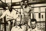 Václav Procházka (vpravo nahoře) byl povolán do PTP měsíc před maturitou na zemědělské technické škole v Kadani. Nastoupil v říjnu 1952. Čekalo ho dvacet šest měsíců tvrdé práce na stavbě vojenských bytů a v dolech Karviná a tupých socialistických školení. Z PTP odešel v listopadu 1954.