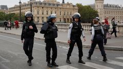 Policisté před policejním velitelstvím v Paříži.