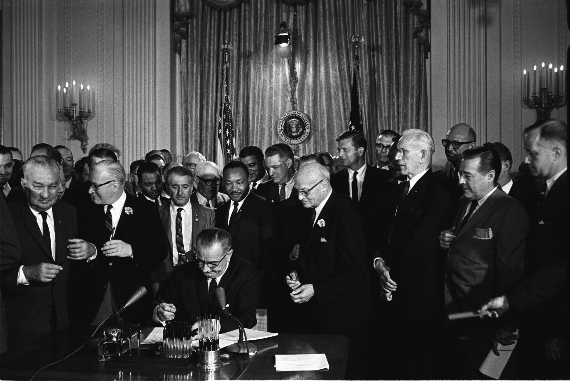 Lyndon Johnson podepisuje Civil Rights Act.