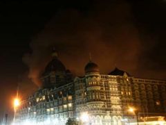 Hotel Taj Mahal, kde jsou drženi rukojmí, začal v průběhu útoků hořet