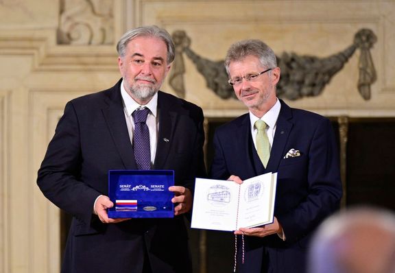 Předseda Senátu Miloš Vystrčil 28. září 2023 ocenil spisovatele Miloše Doležala Stříbrnou medailí předsedy Senátu.