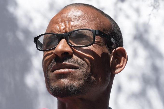 Etiopan s brýlemi DOT Glasses