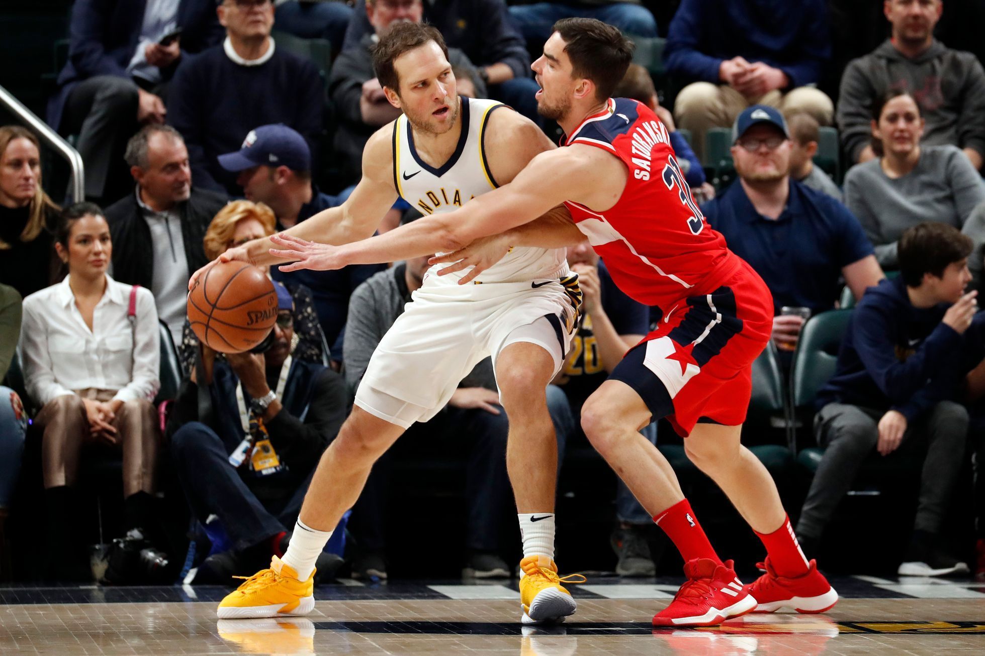basketbal, NBA 2018/2019, Indiana - Washington, Tomáš Satoranský se snaží vypíchnout míč domácímu Bojanovi Bogdanovičovi
