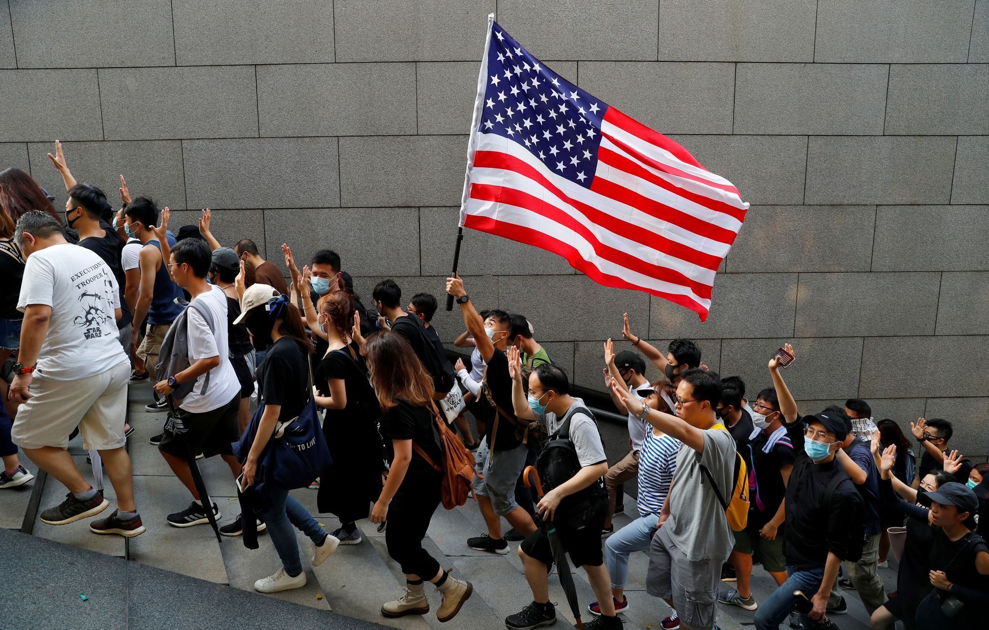 Demonstrující v Hongkongu při pochodu k americkému konzulátu, 8. 9. 2019