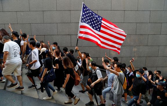 Demonstrující v Hongkongu pochodovali k americkému konzulátu.