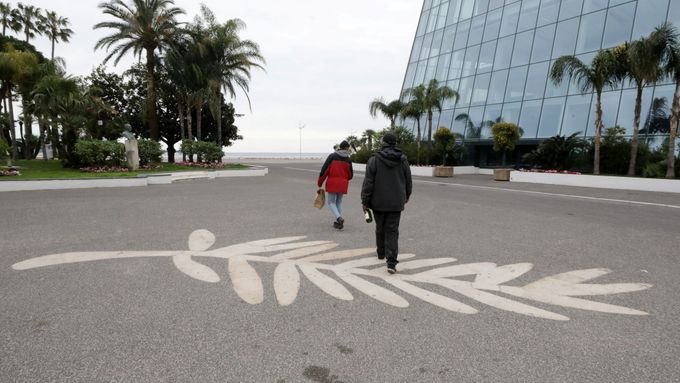 Na chodníku poblíž Festivalového paláce je Zlatá palma, symbol festivalu v Cannes.