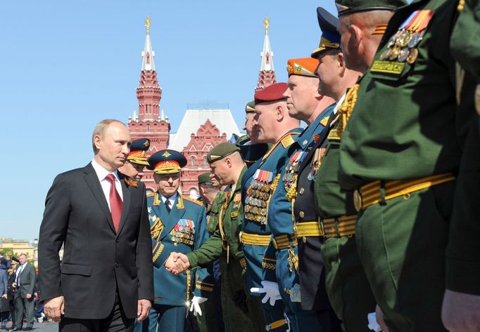 Prezident Ruska Vladimir Putin (na snímku vlevo). Vojenská přehlídka na Rudém náměstí v Moskvě ke Dni vítězství. Rok 2014