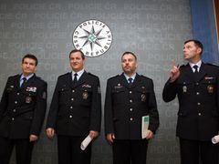 Policejní prezident Oldřich Martinů (vlevo) a jeho náměstci Houba, Bílek a Kužel (zleva doprava).