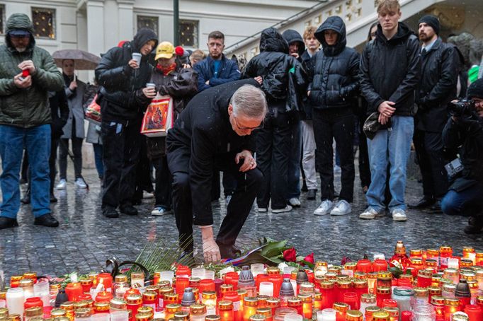 Pietní místo u Karolina 22. prosince, kam lidé po střelbě na Filosofické fakultě nosí květiny a svíčky.