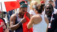 Bianca Andreescuová (vpravo) hovoří se Serenou Williamsovou, která musela vzdát finálový duel v Torontu