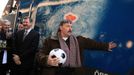 Antonín Panenka, legenda s strakatého míče, osahává neobvyklou tréninkovou plochu, bok lokomotivy Taurus