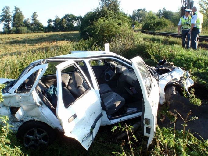 Osobní vlak zastavil zhruba 100 metrů od místa srážky. Nikdo z cestujících nebyl zraněn.