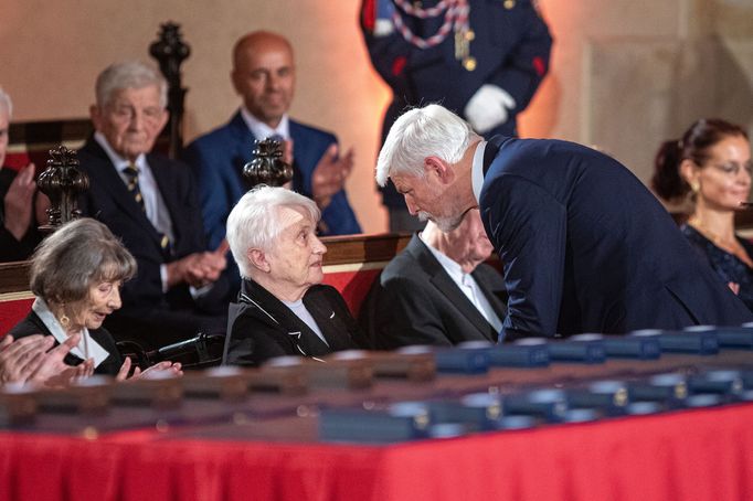 Prezident ČR Petr Pavel udělil 28. 10. 2023 u příležitosti 105. výročí vzniku Československa státní vyznamenání, na snímku je oceněná Zdeňka Mašínová.