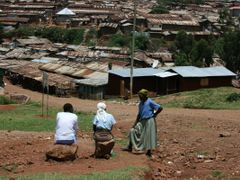 Slum Kibera - bez infrastruktury, sociálních služeb, škol a pro většinu obyvatel také bez pracovních příležitostí