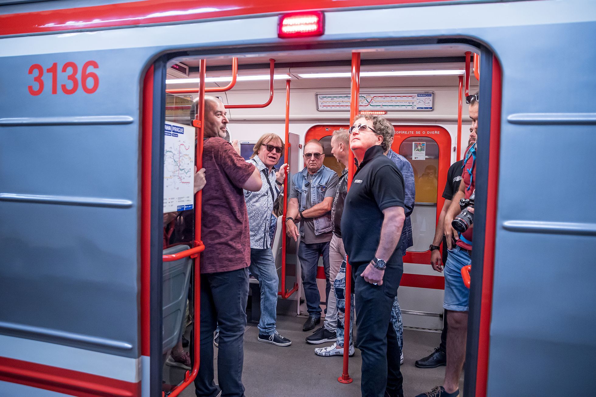 Vystoupení skupiny Olympic v pražském metru, čtvrtek 29. června 2023.