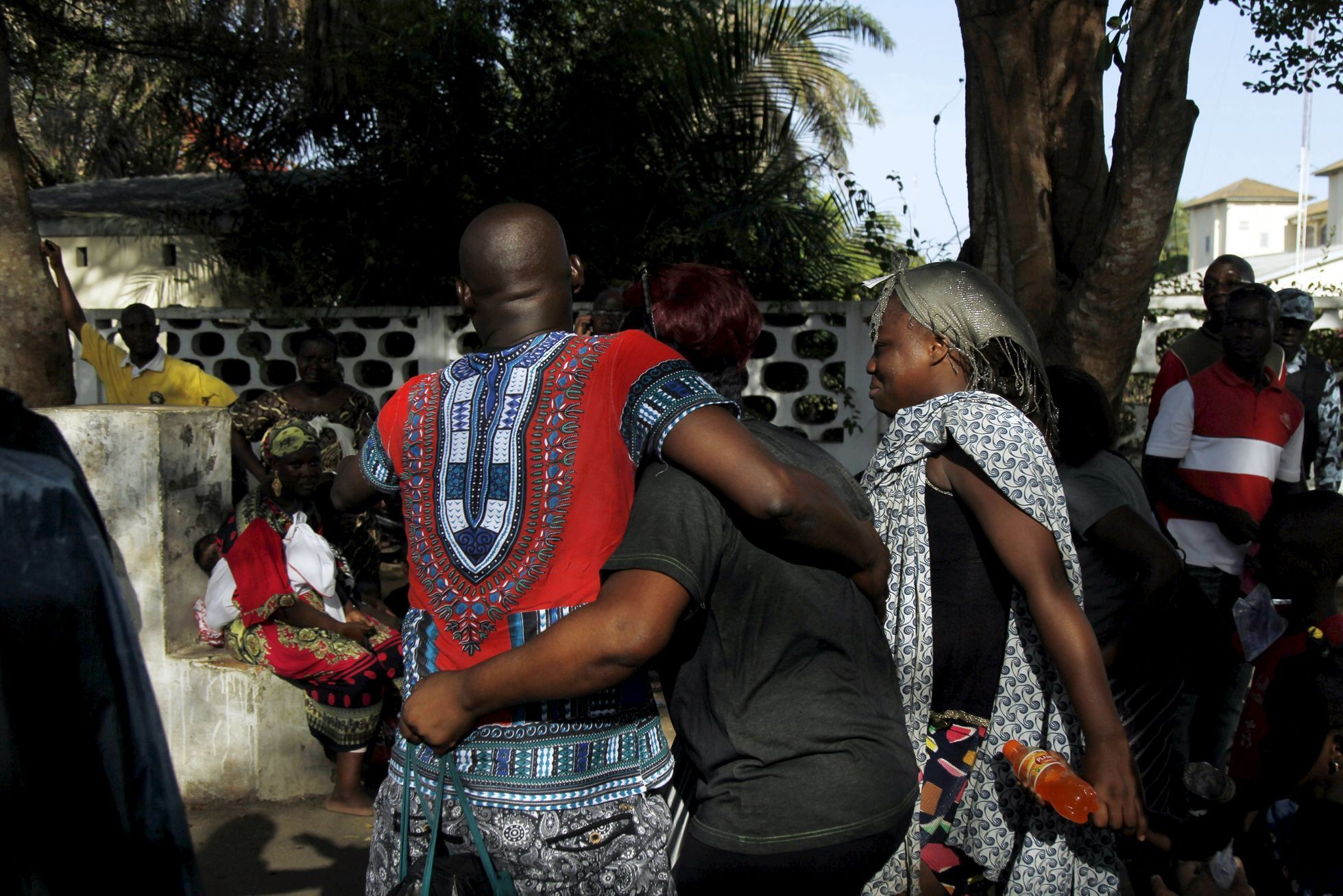 Lidé se vzájemně uklidňují na místě útoku v Grand-Bassamu