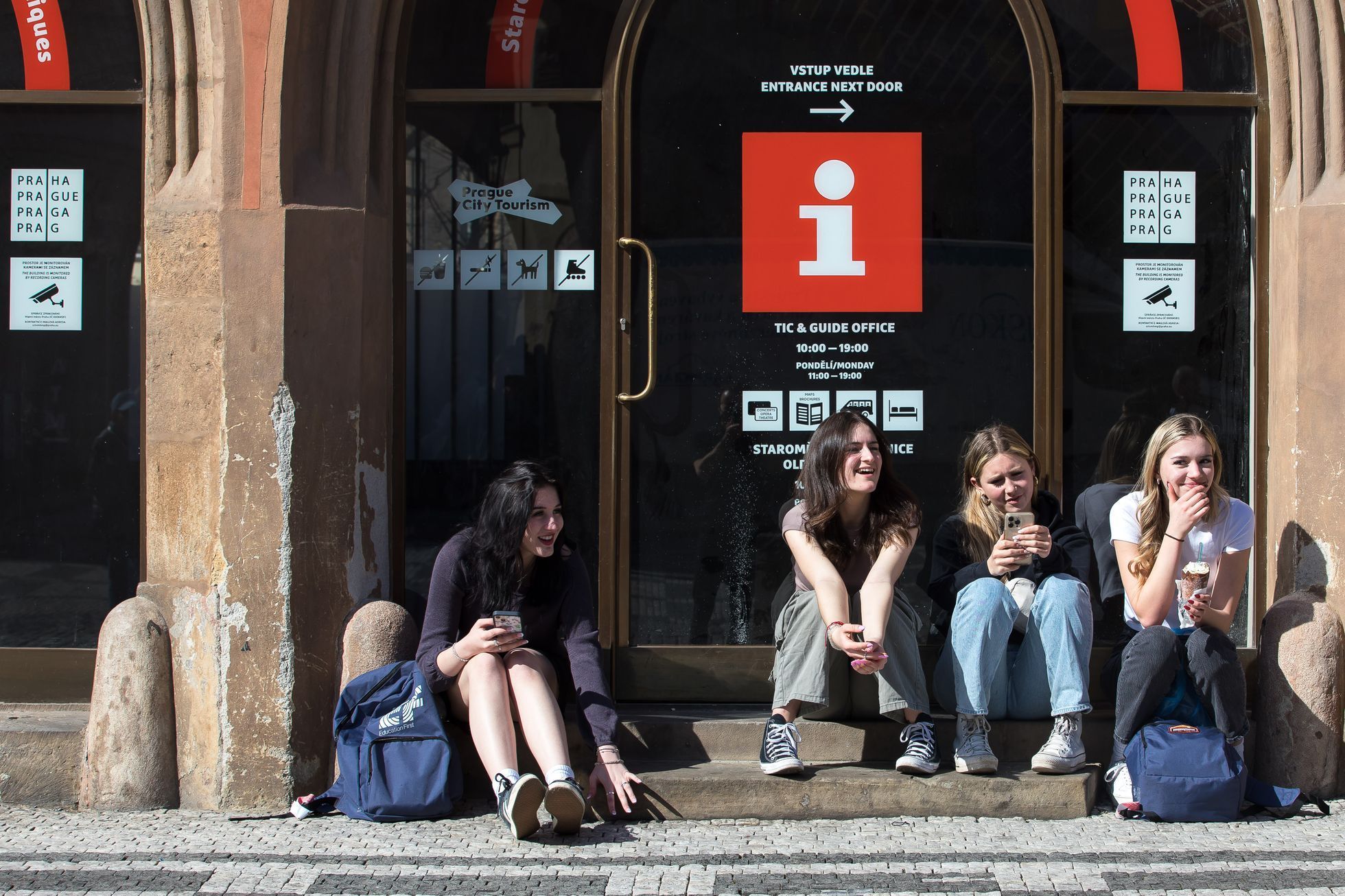 Královská cesta, Praha - turismus, reklama, reklamní smog, overturismus, turisté, Info, informace