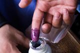 Nesmyvatelný inkoust je nejlepším prostředkem proti tomu, aby se lidé nepokoušeli hlasovat znovu. Taliban hrozí takové prsty uříznout.