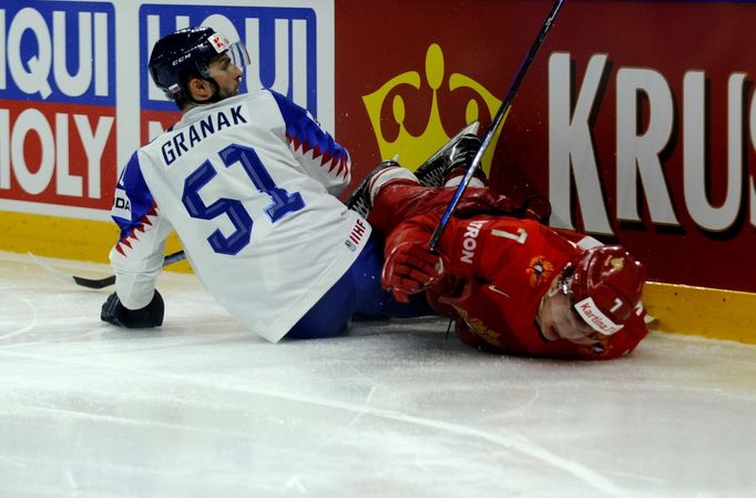 Dominik Graňák a Kirill Kaprizov při střetu, po kterém byl ruský kanonýr odveden na střídačku za pomoci lékaře, nakonec se vrátil do hry.