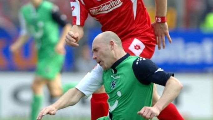 Mohuč - Hannover: Milorad Pekovič (v červeném) a Jiří Štajner.