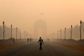 Foto: Indové slavili svátek, teď nemohou dýchat. Dillí zahalil smog kvůli petardám